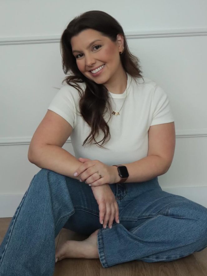 Ana Letícia Lourenço Michels sentada em ambiente claro
